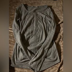 pretty gray xs long sleeve tight but comfy shirt🤍